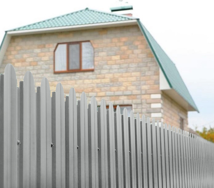 Профнастил фигурный для забора С10Б с фигурным резом — примеры ограждений и покрытий